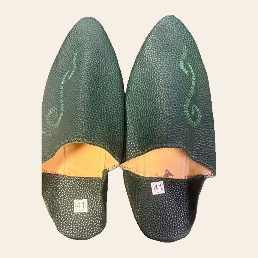 Babouche en cuir – Vert forêt, broderie ton sur ton