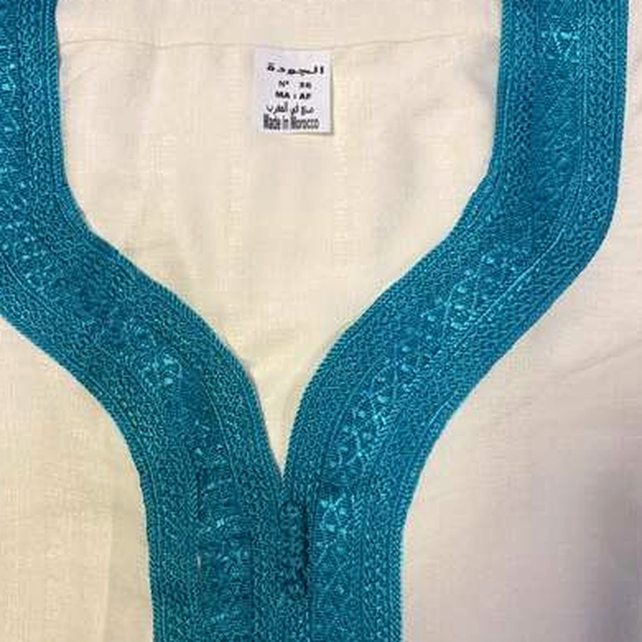 Gandoura brodée – Blanc, broderie turquoise